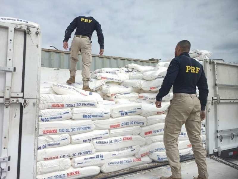 Imagem de Caminhoneiro é flagrado com carga de farinha de trigo irregular na Bahia