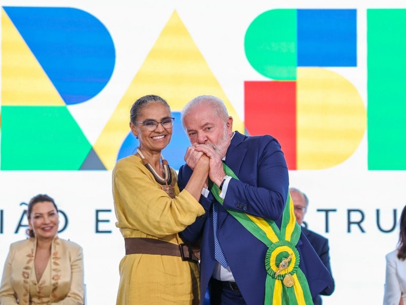 Imagem de Marina Silva foge de pergunta sobre impasse da Petrobras e abraça presidente do Ibama