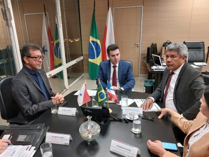 Imagem de Governador da Bahia debate reforma tributária durante evento em Brasília