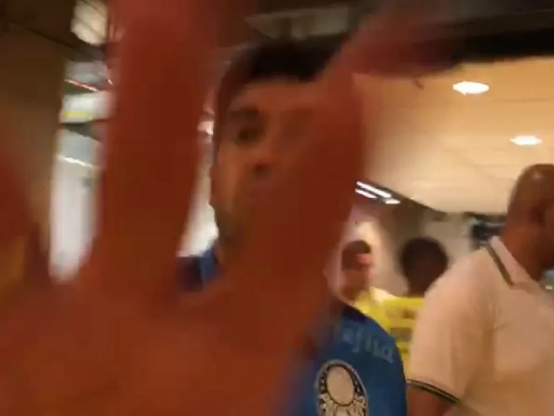 Imagem de ASSISTA: Abel Ferreira se irrita e toma celular de jornalista da Globo