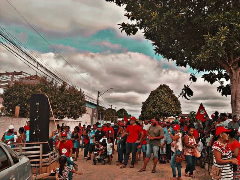Imagem de Cerca de 530 famílias do MST ocupam ruas de cidade no extremo sul da Bahia