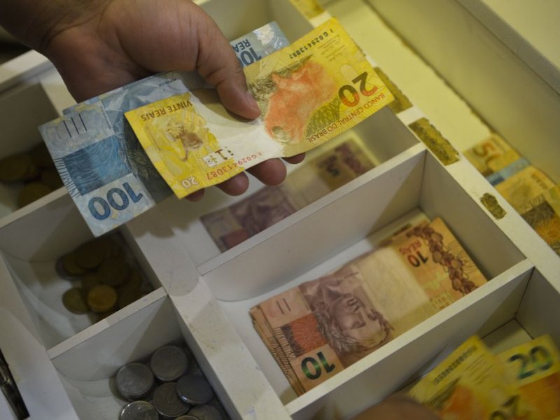 Imagem de Brasileiros usam cada vez menos dinheiro em espécie, diz Banco Central