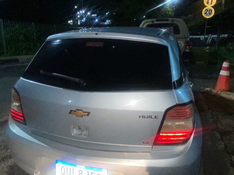 Imagem de Homem é preso dirigindo carro roubado e com placa clonada no bairro do Retiro