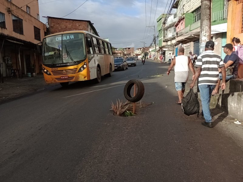 Imagem de Buracos com 'sinalização improvisada' causam transtornos em bairros de Salvador