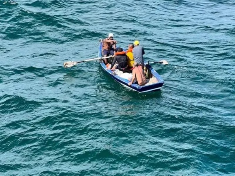 Imagem de Três pessoas são resgatadas após naufrágio no Farol da Barra