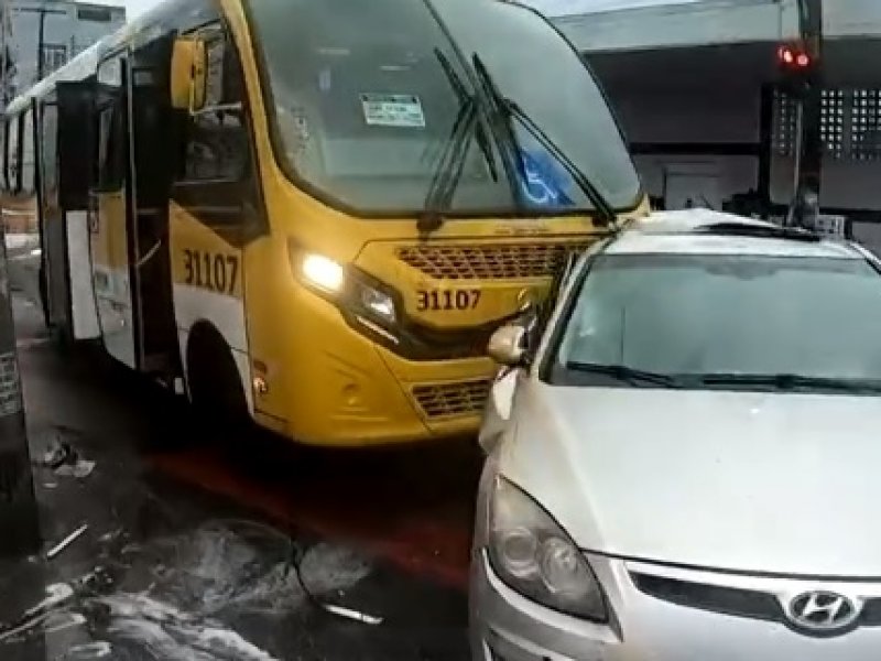 Imagem de Batida entre micro-ônibus e carro deixa feridos na Cidade Baixa