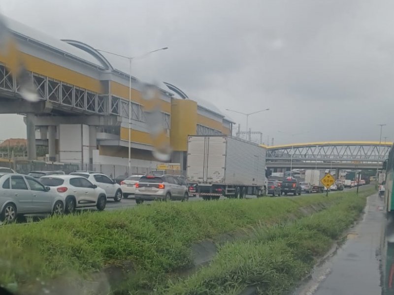 Imagem de Motoristas relatam trânsito carregado na saída de Salvador pela BR-324; confira os dias de pico
