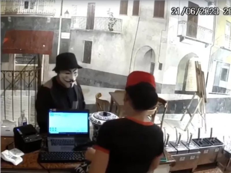 Imagem de "V de Vingança": homem é preso ao tentar roubar militar na BA; suspeito usava máscara de personagem de gibi