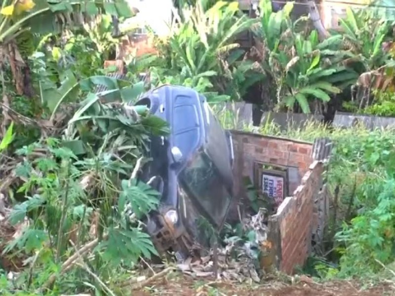 Imagem de   Carro cai em ribanceira e atinge casa em bairro de Salvador