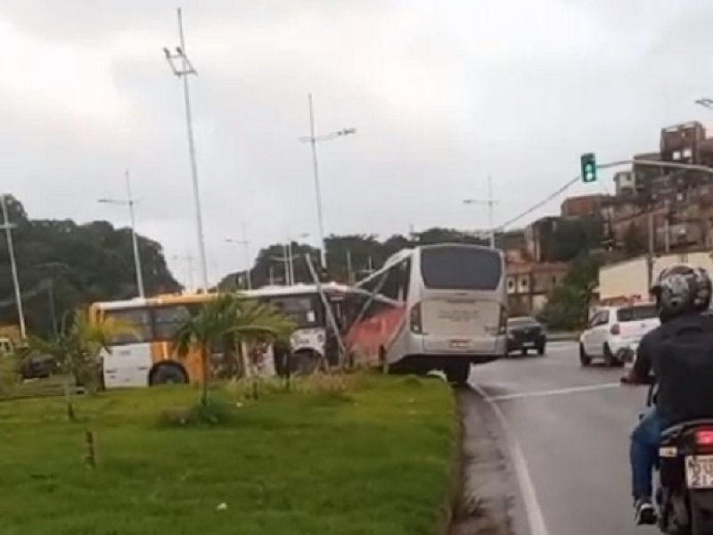 Imagem de Dois micro-ônibus colidem em cruzamento na Avenida Gal Costa