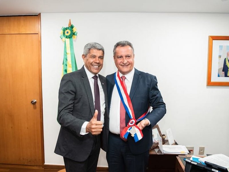 Imagem de Rui Costa recebe honraria de Jerônimo Rodrigues durante encontro em Brasília