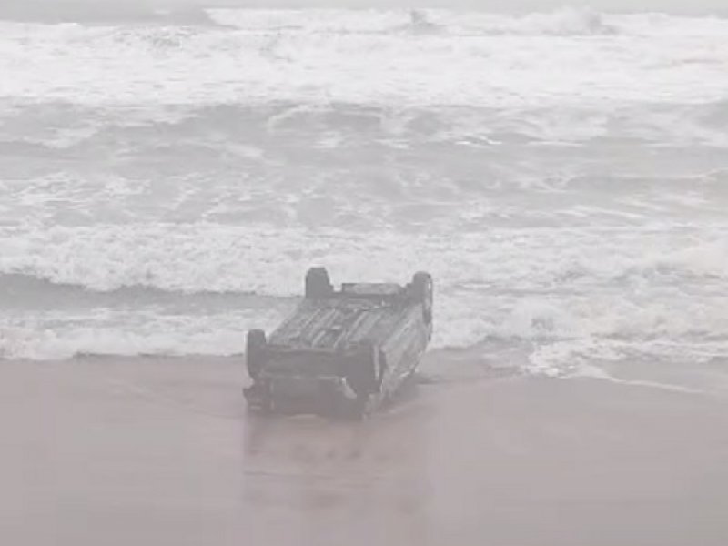 Imagem de VÍDEO: Carro é encontrado capotado em praia na Região Metropolitana de Salvador