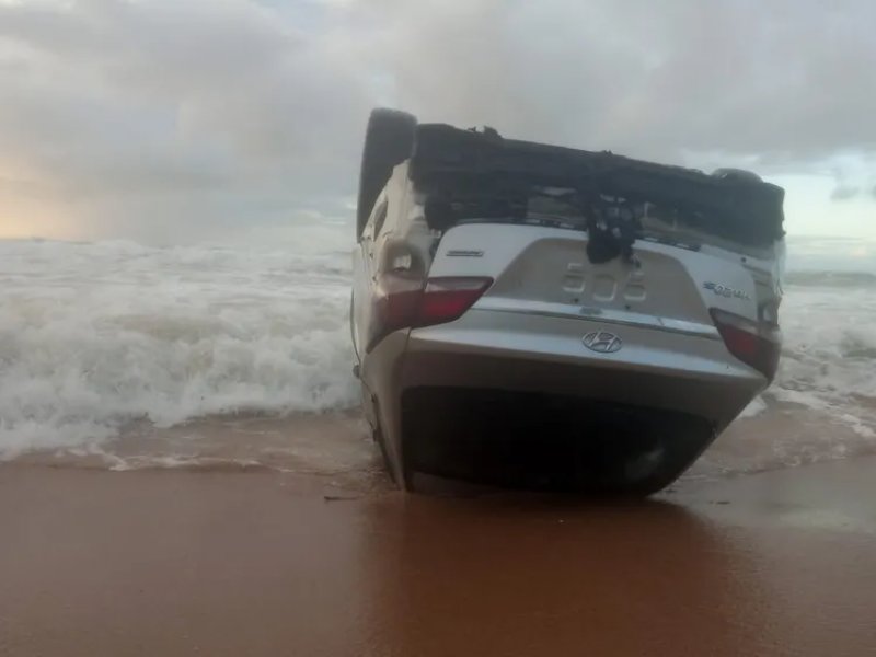 Imagem de Motorista de carro encontrado capotado na praia de Ipitanga diz que errou o caminho