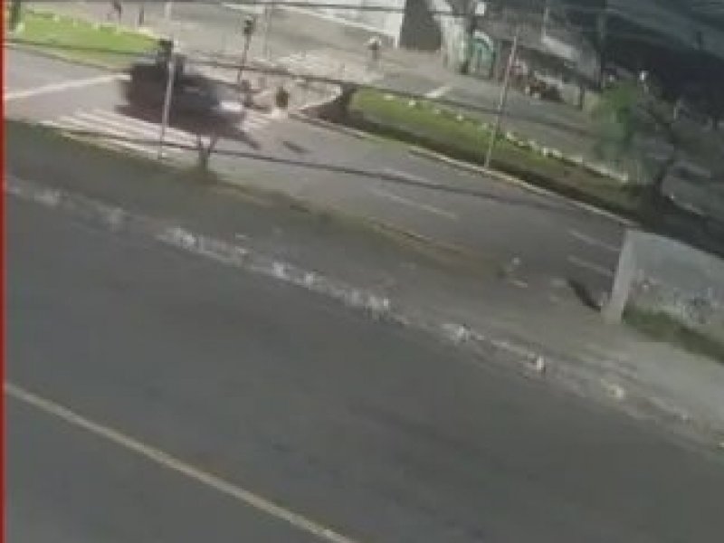Imagem de Mae e filha são atropeladas ao atravessar faixa de pedestres em avenida de Salvador
