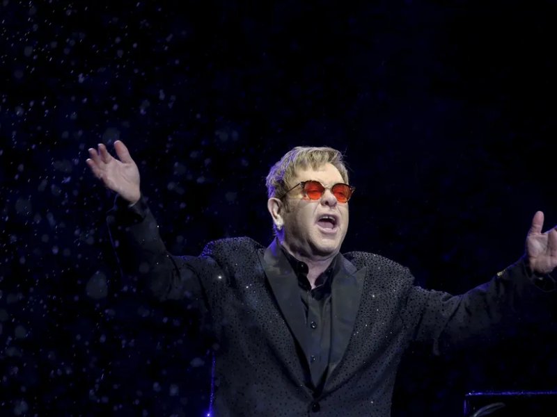 Imagem de Em show lotado na Suécia, Elton John se despede dos palcos e diz: "Tocar para vocês foi minha razão de viver"