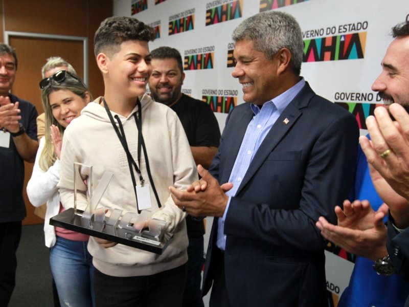 Imagem de Vencedor do ‘The Voice Brasil Kids’, Henrique Lima é recebido pelo governador