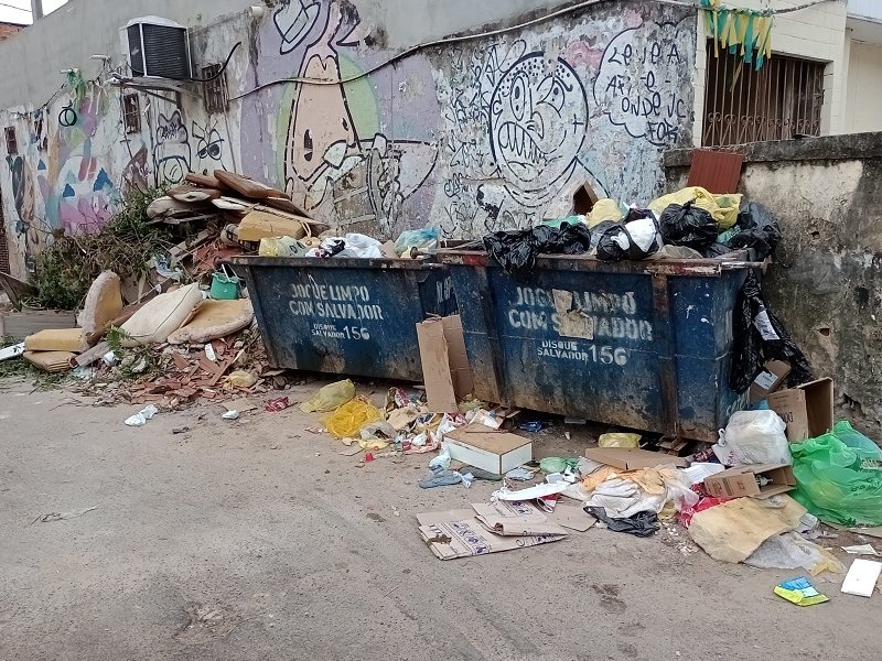 Imagem de Força do Povo: lixo na rua causa mau cheiro e 'constrangimento' no Engenho Velho da Federação   