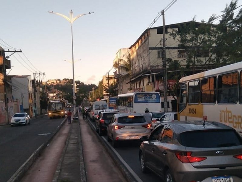 Imagem de Ônibus cai em buraco e acidente causa longo congestionamento na Suburbana