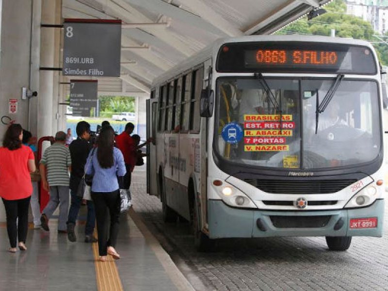 Imagem de Rodoviários de ônibus metropolitanos fazem acordo e decidem suspender greve