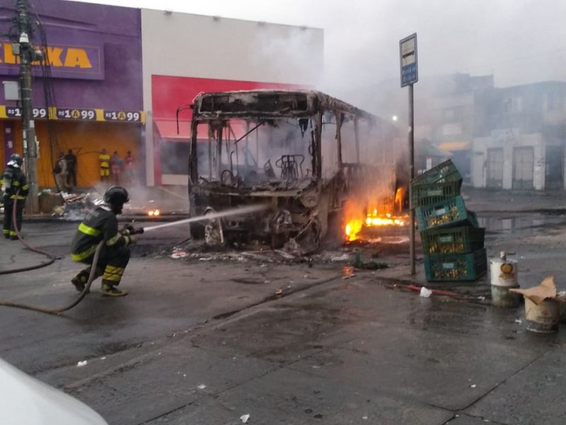Imagem de Ônibus é incendiado por criminosos no bairro de Sussuarana