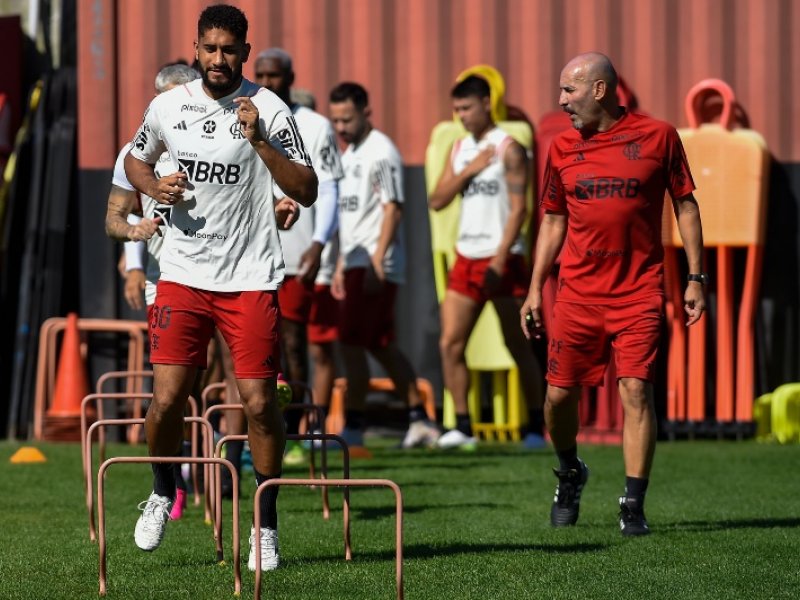 Imagem de Preparador físico do Flamengo se manifesta após dar soco na cara do atacante Pedro