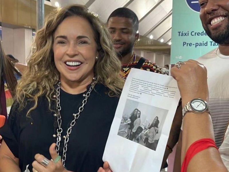 Imagem de VÍDEO: Daniela Mercury volta a Salvador após aniversário e ganha homenagem de fãs no aeroporto
