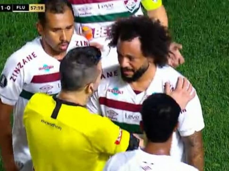Imagem de Marcelo lamenta lance 'assustador' com jogador argentino e Diniz considera 'expulsão absurda'