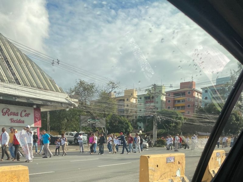 Imagem de Ex-funcionários de empresas de ônibus bloqueiam pista em Lauro de Freitas