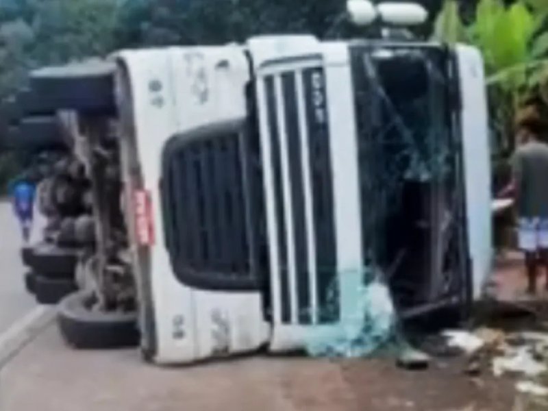 Imagem de Caminhão tomba com placas de madeira em rodovia na BA e motociclista morre ao ser atingido