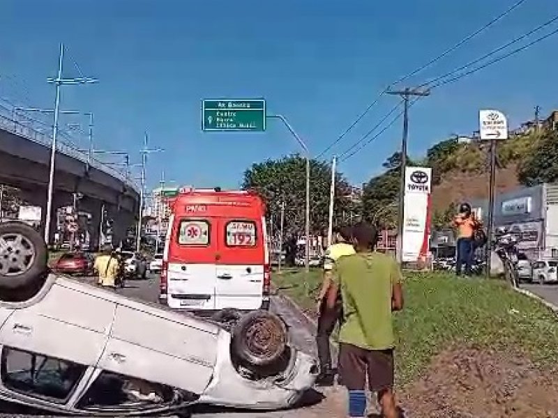 Imagem de Motorista perde controle da direção e capota carro na Avenida Bonocô; veja vídeo