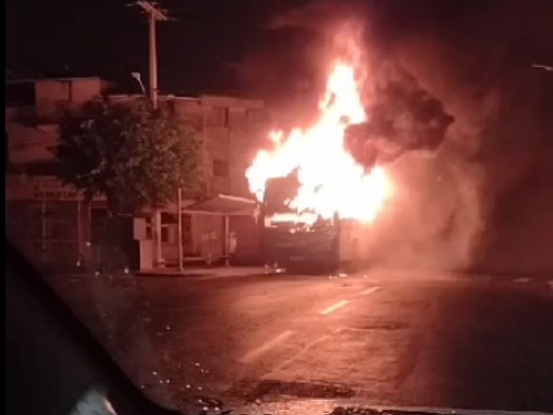 Imagem de Criminosos incendeiam ônibus no Jardim Santo Inácio; o sexto na capital em 2023