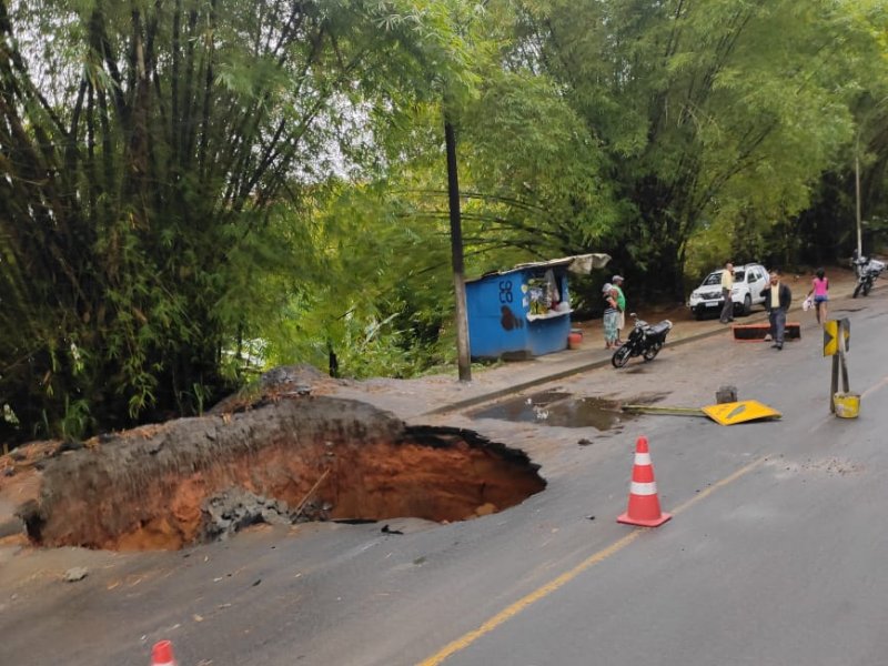 Imagem de Abertura de cratera causa acidente e deixa trânsito lento na Estrada do Derba
