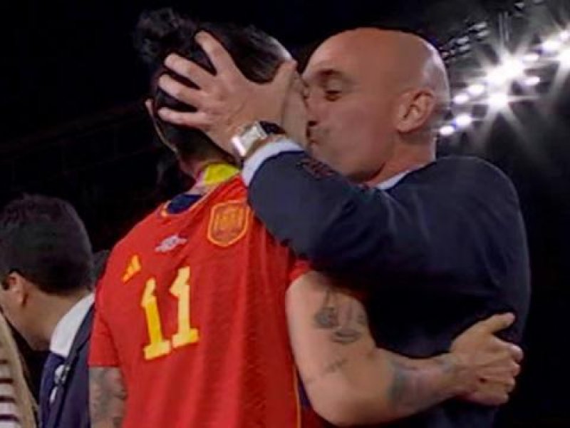 Imagem de Presidente da Federação Espanhola é denunciado por violência sexual após beijo em jogadora