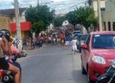 Imagem de Facções criminosas fazem "passeata da paz" em Sobral e 87 acabam presos