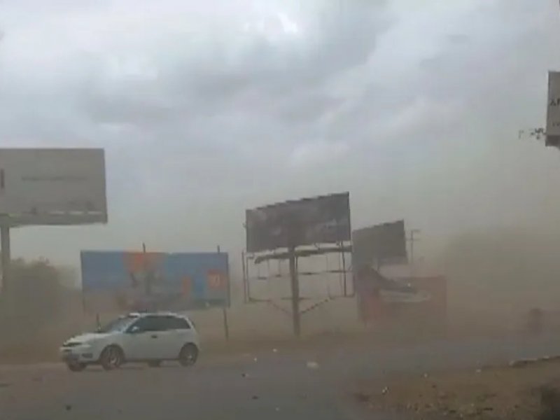 Imagem de Cidade na Bahia fica encoberta de poeira durante ventania