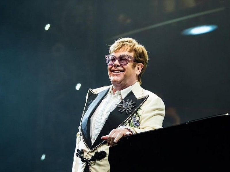 Imagem de Elton John é levado ao hospital após cair em casa