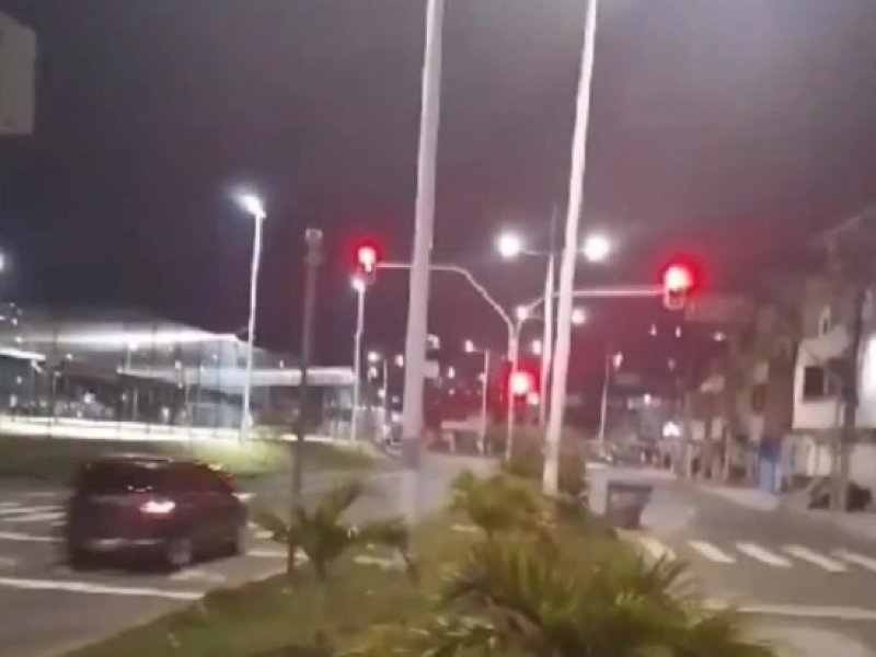 Imagem de VÍDEO: Semáforo arma 'pegadinha' para motoristas na Avenida Gal Costa; Transalvador esclarece