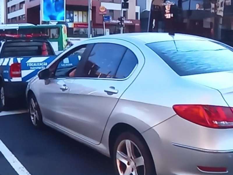 Imagem de Motorista causa transtornos após parar no meio da rua e dormir dentro do carro na Pituba