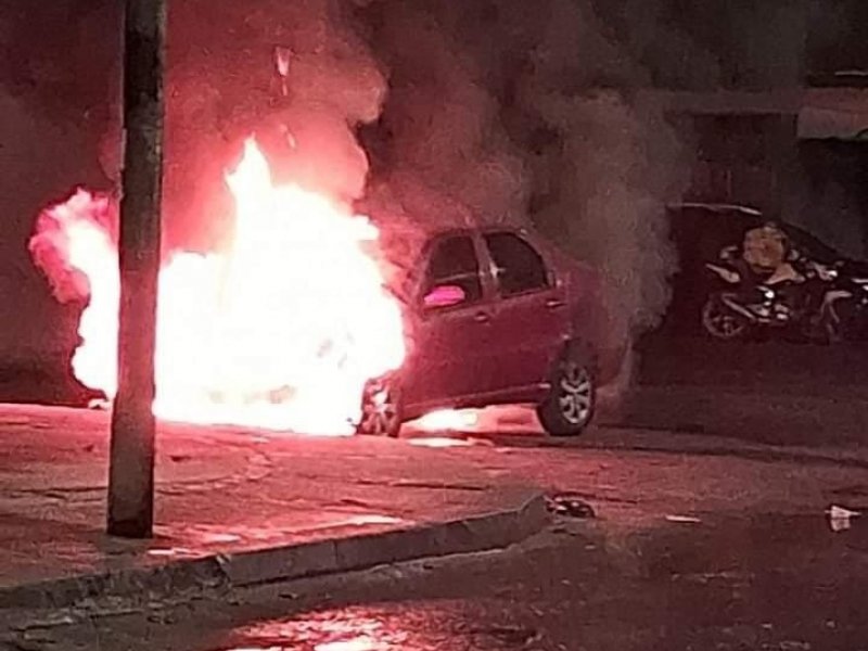 Imagem de Carro pega fogo na Praça do Sol, em Periperi