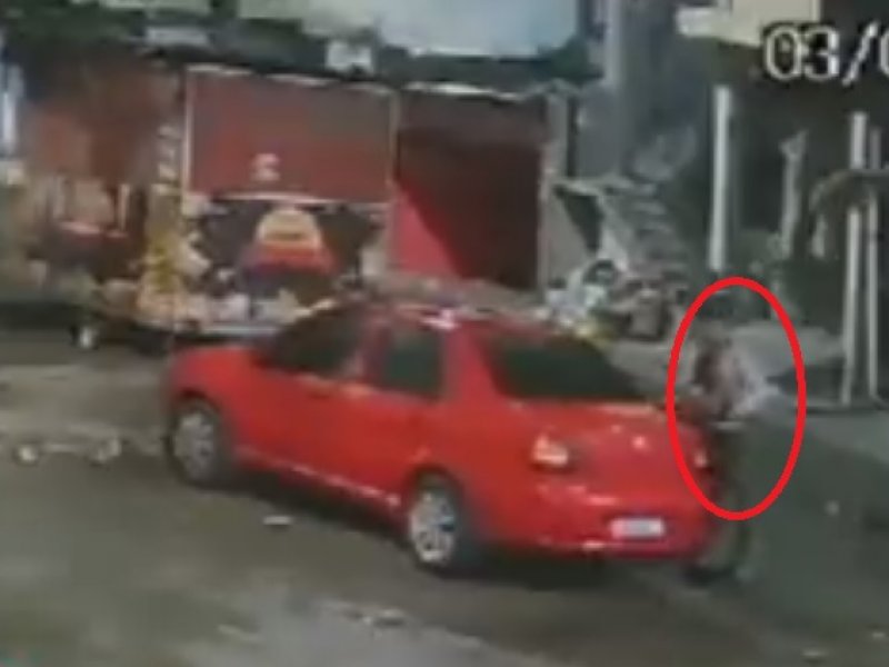 Imagem de Homem é suspeito de atear fogo em carro na Praça do Sol