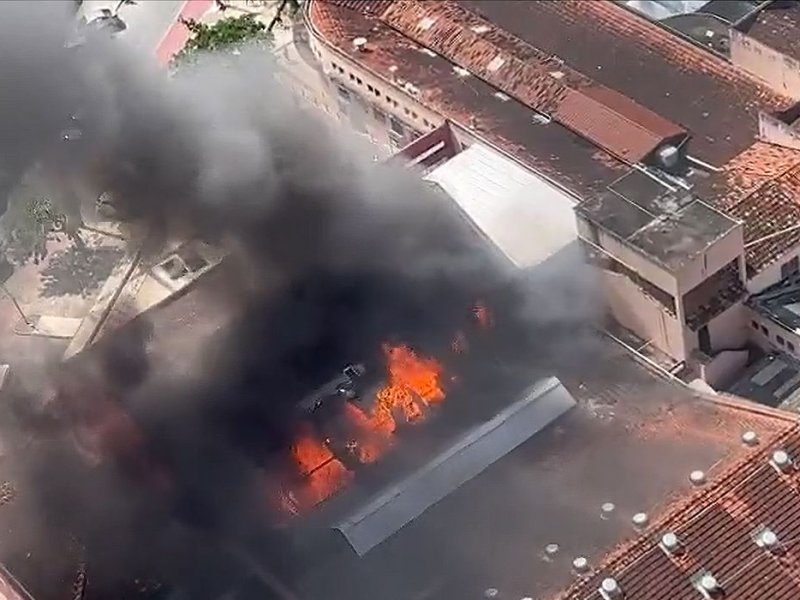 Imagem de Incêndio destrói parte do Mercado da Encruzilhada, no Recife