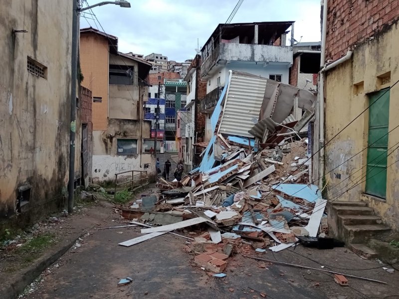 Imagem de Prédio de três andares desaba no bairro de Cosme de Farias