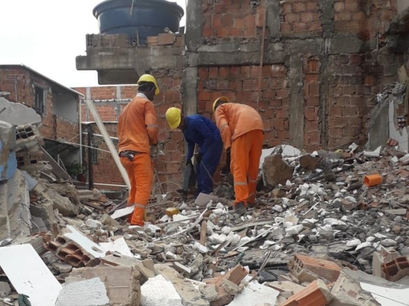 Imagem de Seman inicia remoção dos escombros de prédio que desabou em Cosme de Farias