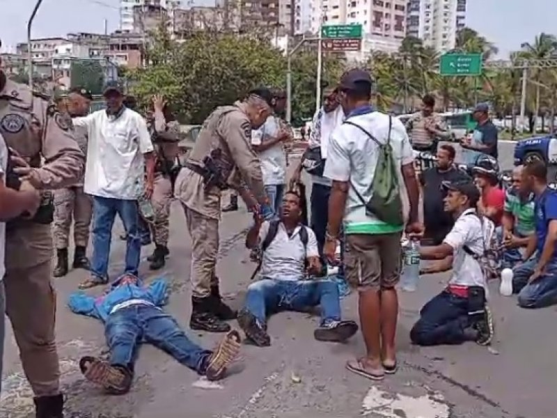 Imagem de Ex-funcionários de CSN deitam na pista e bloqueiam trânsito em protesto na entrada da Lapa 