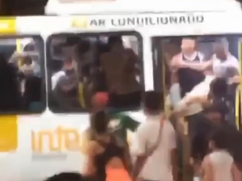 Imagem de VÍDEO: Briga generalizada causa tumulto em ônibus e ruas do Bonfim