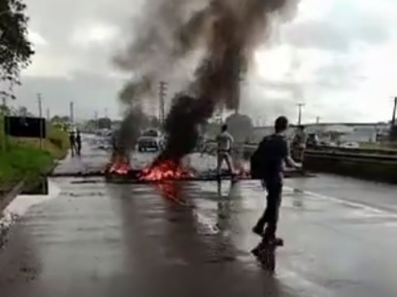 Imagem de Manifestação de ex-trabalhadores da Ford bloqueia o trânsito na Via Parafuso: 'MP nos ajude'