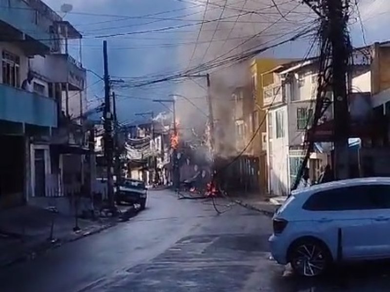 Imagem de VÍDEO: Fiação pega fogo em poste no bairro de Pernambués