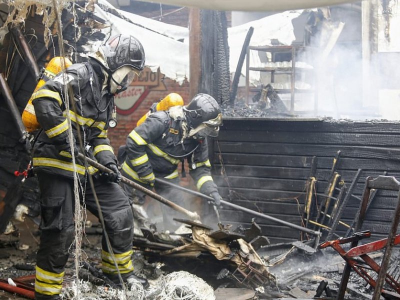 Imagem de Bombeiros debelam incêndio em imóvel no Imbuí