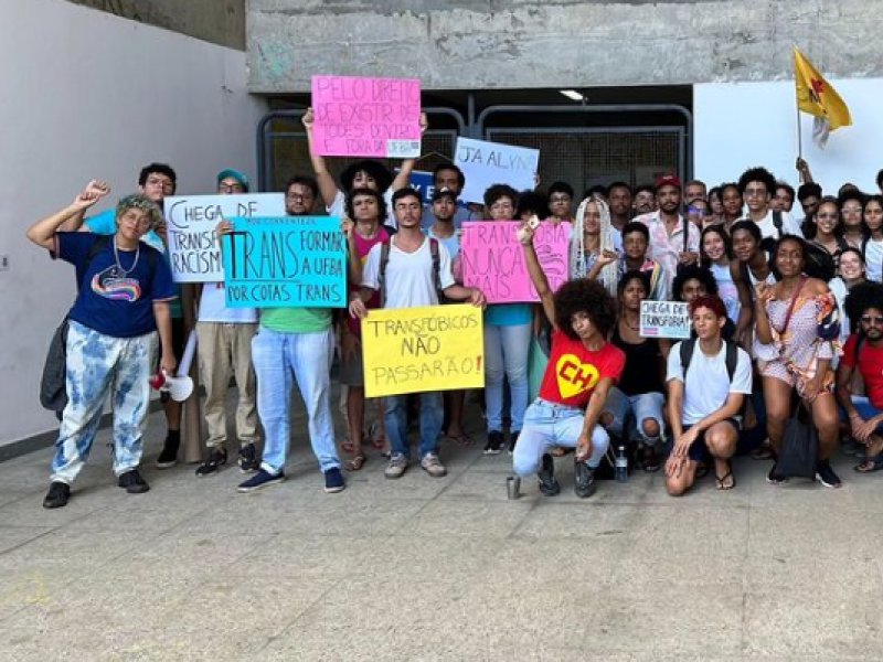Imagem de Estudantes da UFBA fazem manifestação contra professora acusada de racismo e transfobia