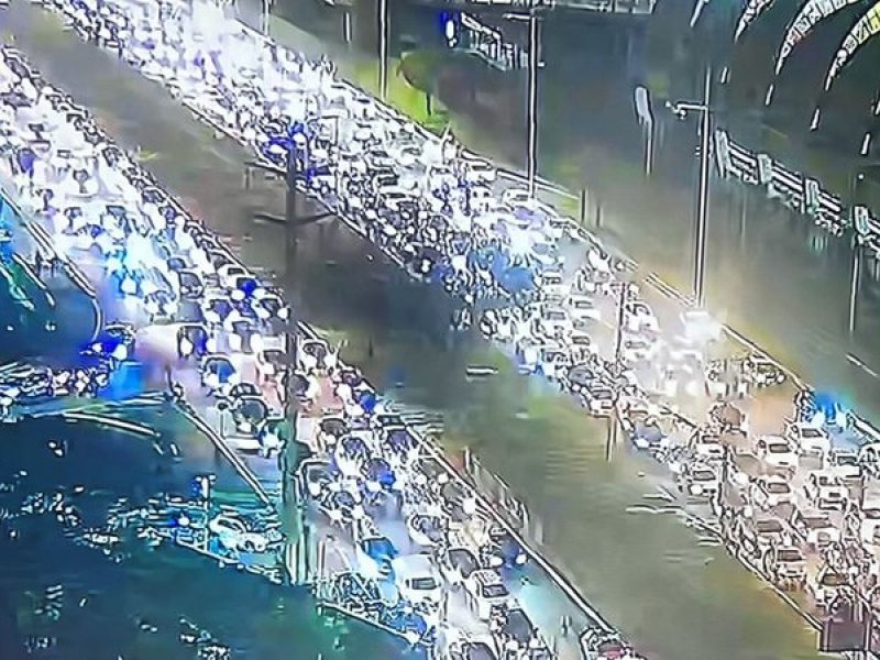 Imagem de Ação policial deixa trânsito congestionado na Avenida Paralela e três vítimas